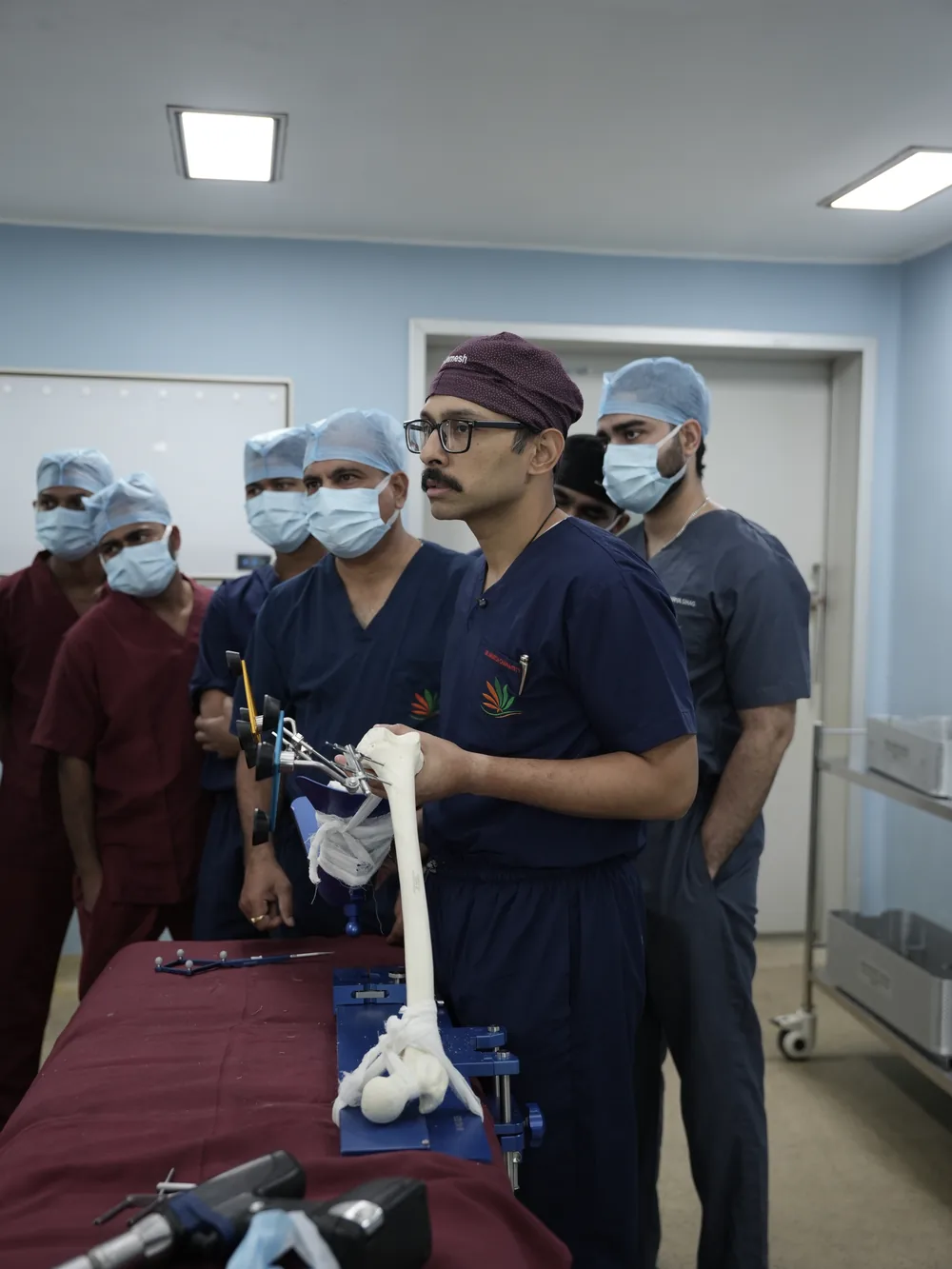 Dr. Unmesh Chakraverty briefing the surgical team before a robotic-assisted procedure